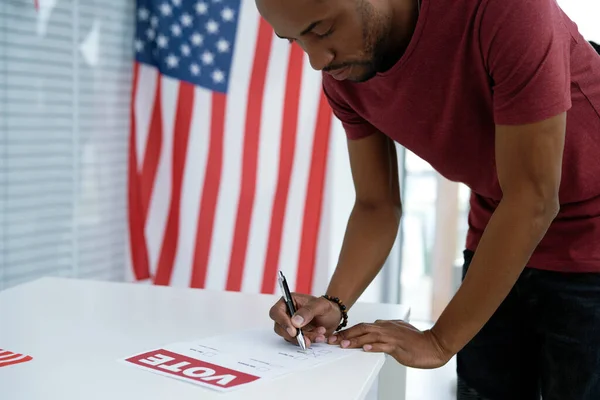 Černoch Hlasuje Volebním Lístku — Stock fotografie
