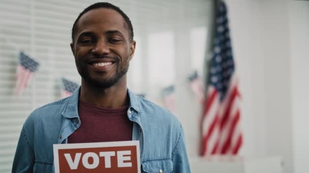 Vídeo Del Hombre Negro Con Tarjeta Votación Fotografía Con Cámara — Vídeos de Stock