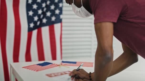 Vídeo Mano Del Hombre Negro Votando Máscara Facial Fotografía Con — Vídeos de Stock