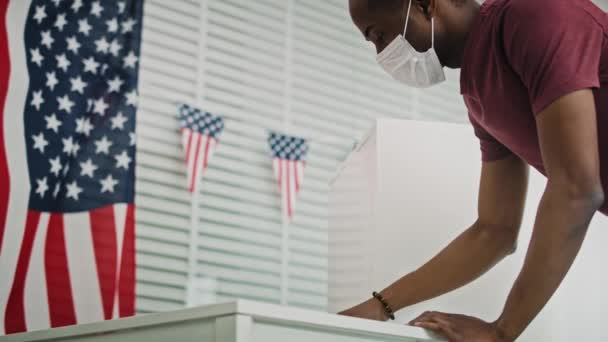 Vista Bajo Ángulo Vídeo Del Hombre Negro Votando Máscara Facial — Vídeos de Stock