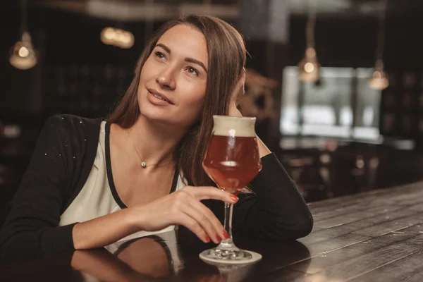 Mooie Aantrekkelijke Vrouw Ontspannen Kroeg Hebben Heerlijk Bier Dromerig Weg — Stockfoto