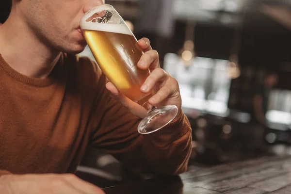 Colpo Scena Ravvicinato Uomo Che Beve Deliziosa Birra Leggera Appena — Foto Stock