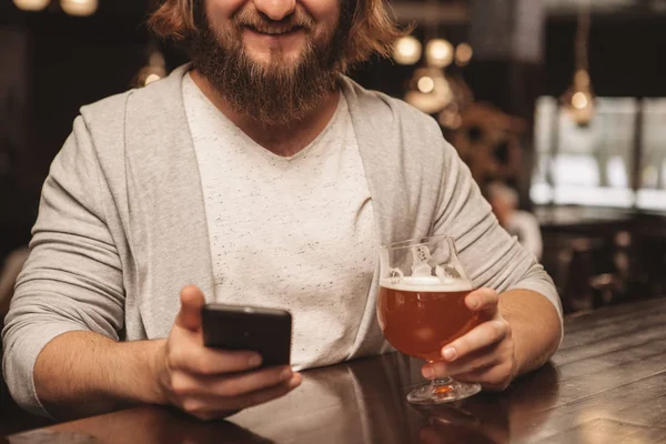 Schnappschüsse Eines Bärtigen Mannes Der Mit Seinem Smartphone Lächelt Während — Stockfoto