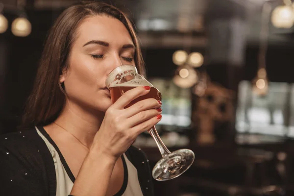 Close Van Een Prachtige Jonge Vrouw Genieten Van Heerlijke Bier — Stockfoto