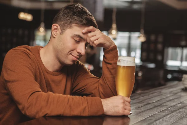 Jonge Dronken Man Slapen Bij Balie Van Pub Vreugdevol Lacht — Stockfoto