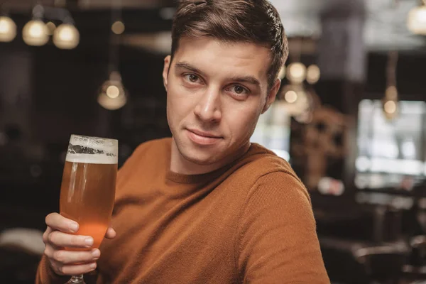 Vrolijke Jongeman Glimlachen Vasthouden Van Glas Lekkere Ambachtelijke Bier Ontspannen — Stockfoto