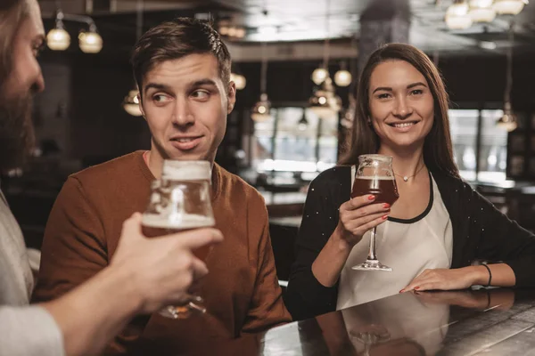 Beautiful Woman Smiling Camera While Drinking Beer Her Friends Local — Stock Photo, Image