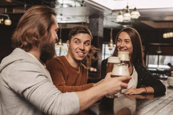 Group Friends Enjoying Celebrating Local Pub Chatting Happily Drinking Beer — Stock Photo, Image