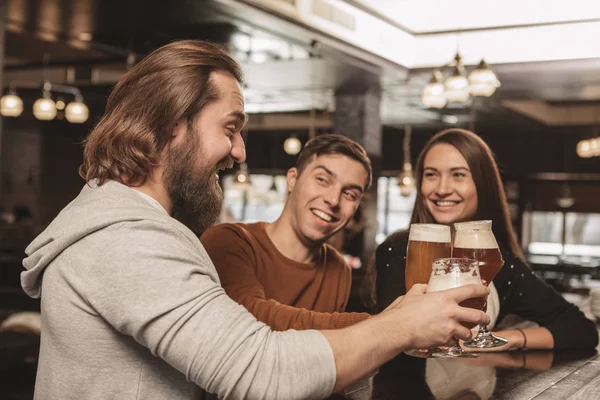 Eine Gruppe Fröhlicher Freunde Klimpert Mit Ihren Biergläsern Lacht Fröhlich — Stockfoto