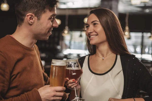 Mooie Gelukkige Paar Kijken Elkaar Met Liefde Vieren Hun Verjaardag — Stockfoto