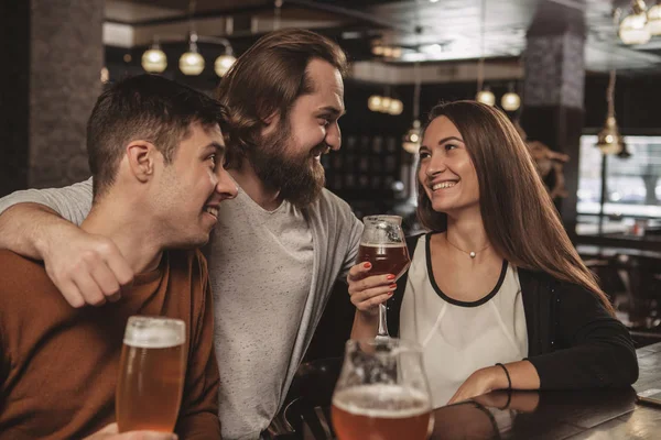 Gelukkig Bebaarde Man Omarmen Van Zijn Vrienden Terwijl Geniet Van — Stockfoto