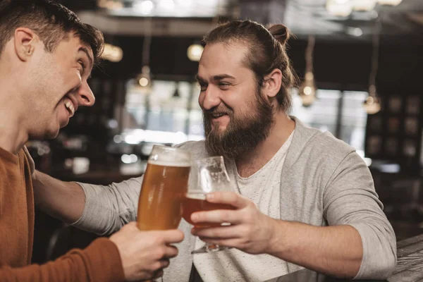 Twee Gelukkige Mannelijke Vrienden Lachen Praten Een Glas Bier Lokale — Stockfoto