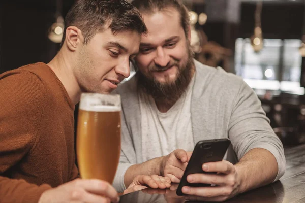 Two Male Friends Enjoying Resting Beer Pub Together Checking Out — Stock Photo, Image