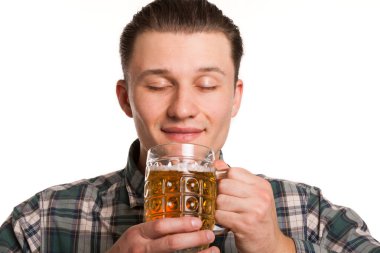 Beyaz izole cam, demlenmiş lezzetli zanaat bira kokan bir yakışıklı delikanlı stüdyo çekim kapatın. Mutlu adam bira kokusu tadını bakışlarıyla gülümseyen kapalı. Bira, kutlama kavramı