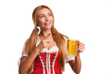 Seksi güzel Oktoberfest garson bira bardağı yanında kopya alanı işaret tutan. Beyaz izole lezzetli bira hizmet dirndl giyen güzel Bavyera kadın. St. Patrik kutlama