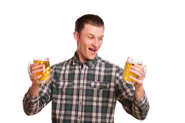 Pohledný Muž Hledá Vzrušený Drží Dvě Sklenice Piva Rukou Izolované — Stock fotografie
