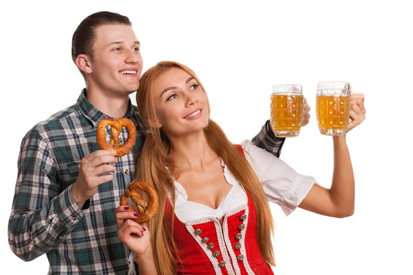 Szczęśliwa Para Bawarskiej Trzyma Się Ich Kufle Piwa Precle Uśmiechający — Zdjęcie stockowe