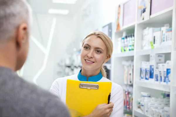 Feliz Mujer Farmacéutica Sonriendo Alegremente Cliente Senior Trabajando Farmacia Hermosa — Foto de Stock
