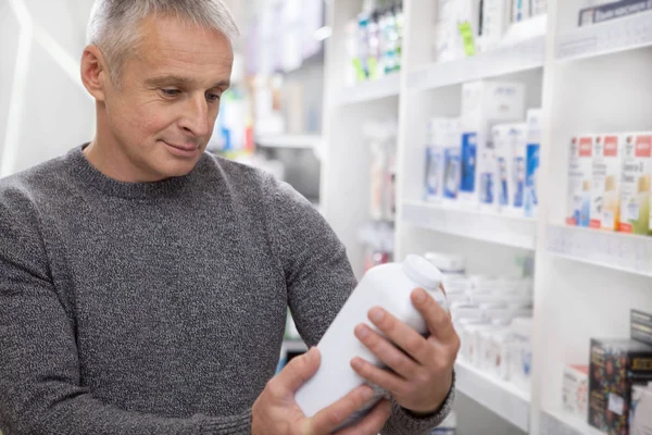 Hombre Mayor Alegre Compras Farmacia Examinando Etiqueta Producto Médico Cliente — Foto de Stock