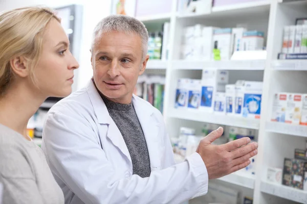 Farmacéutica Senior Ayudando Cliente Femenino Elegir Medicamentos Recetados Del Estante — Foto de Stock