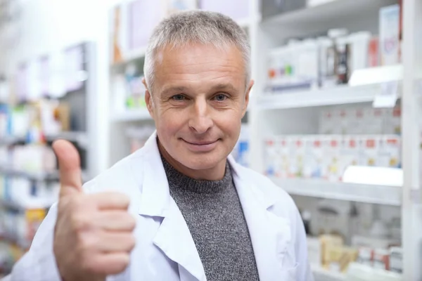 Alegre Farmacéutico Senior Sonriendo Alegremente Mostrando Los Pulgares Hacia Arriba — Foto de Stock