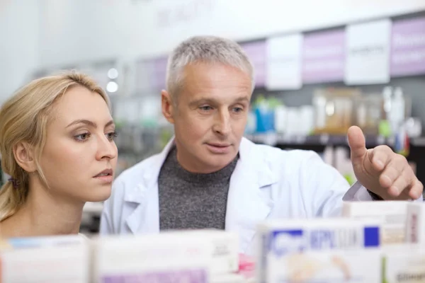 Farmacéutico Senior Ayudando Joven Cliente Femenino Elegir Medicamentos Los Estantes — Foto de Stock