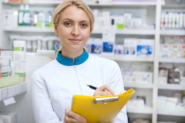 Farmacéutica Confiada Tomando Notas Portapapeles Sonriendo Cámara Alegremente Una Encantadora — Foto de Stock