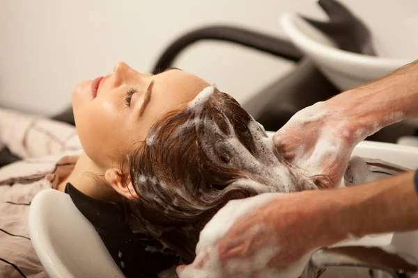 Tiro Cortado Uma Mulher Que Gosta Tratamento Lavagem Cabelo Salão — Fotografia de Stock