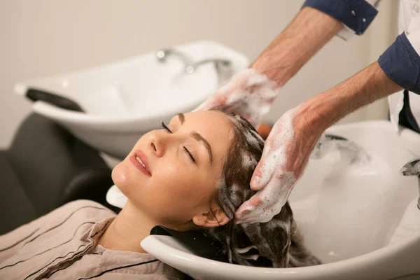 Cropped Shot Hands Professional Hairdresser Working His Beauty Studio Washing — Stock Photo, Image