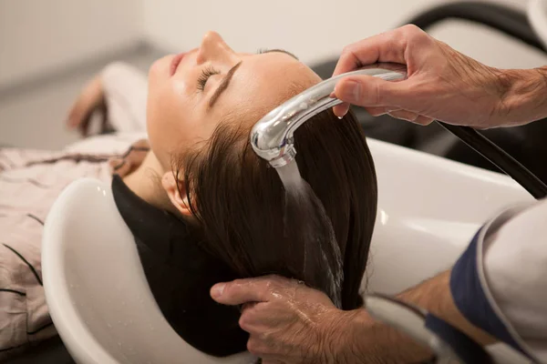 Обрезанный Крупным Планом Снимок Женщины Вымывающей Волосы Студии Красоты Профессиональный — стоковое фото
