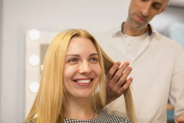 Zblízka Krásný Veselý Blond Vlasy Ženy Usmívající Radostně Profesionální Kadeřník — Stock fotografie