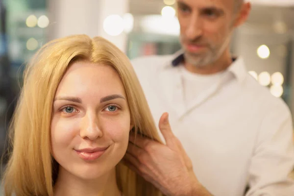 Cropped Close Young Lovely Woman Smiling Professional Hairdresser Examining Her — Stock Photo, Image