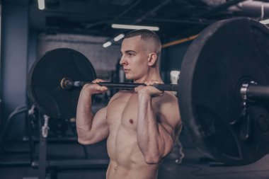 Halter kaldırma spor salonunda, çalışma dışarı kas gömleksiz adam. Yakışıklı seksi spor stüdyosu, kopya alanı egzersiz fitness adam sökük. Motivasyon, atletizm, crossfit kavramı