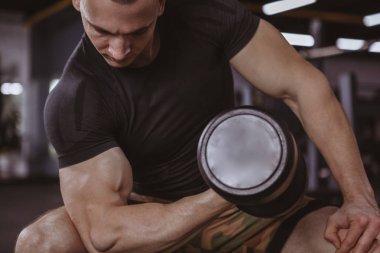 Bicps egzersiz yaparak demir spor salonunda, pompalama bir yırtık kas vücut geliştirmeci yakın kadar kırpılmış. Fitness adam güçlü kollarıyla halter kaldırma. Egzersiz, vücut geliştirme kavramı
