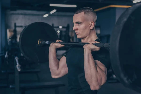 Joven Atleta Masculino Buscando Concentrado Levantando Pesas Gimnasio Hombre Musculoso — Foto de Stock