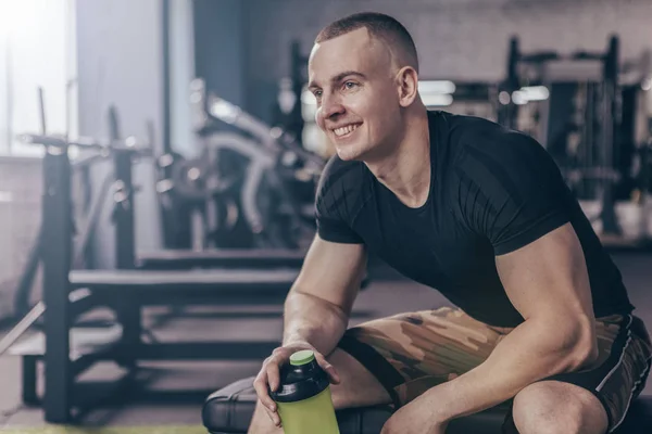 Feliz Joven Guapo Fitnessman Sonriendo Mirando Hacia Otro Lado Alegremente — Foto de Stock