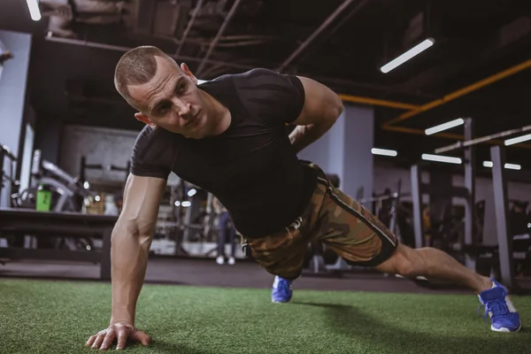 Tiro Cuerpo Entero Atleta Masculino Musculoso Guapo Haciendo Flexiones Con — Foto de Stock