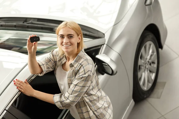一个美丽的年轻快乐女司机微笑着拿着她的新汽车钥匙的水平拍摄 愉快的女人摆姿势附近她新买的汽车 复制空间 消费主义 安全驾驶理念 — 图库照片