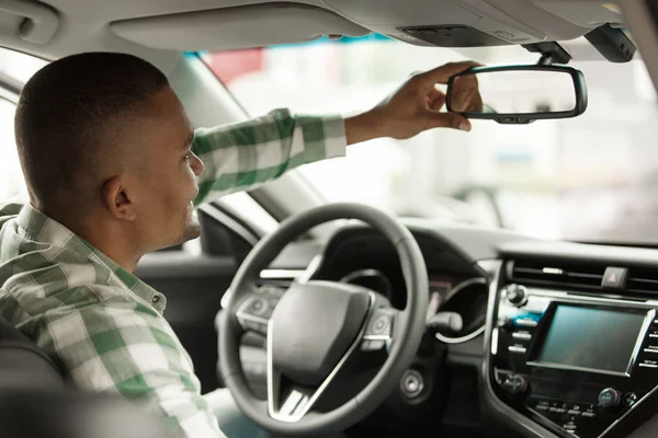 Corte Tiro Visão Traseira Motorista Sexo Masculino Ajustando Espelho Retrovisor — Fotografia de Stock