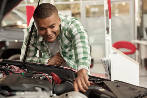 Cliente Masculino Comprobando Motor Coche Nuevo Para Venta Atractivo Hombre —  Fotos de Stock