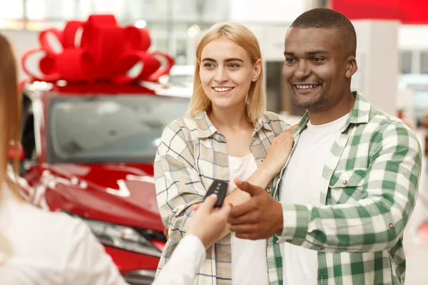 Jovem Casal Amoroso Abraçando Receber Chaves Para Seu Novo Automóvel — Fotografia de Stock