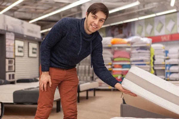 Atractivo Hombre Feliz Examinando Colchón Venta Compras Departamento Supermercados Productos — Foto de Stock