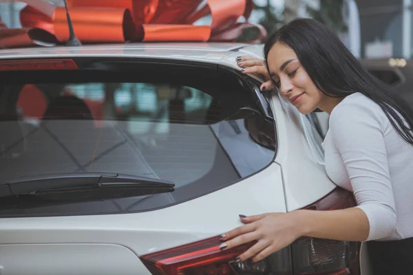 Uroczy Młoda Kobieta Uśmiechając Się Jej Oczy Zamknięte Przytulanie Jej — Zdjęcie stockowe