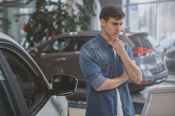 Vonzó Fiatalember Autó Messze Eladó Elgondolkozva Nézett Dörzsölte Állát Jóképű — Stock Fotó