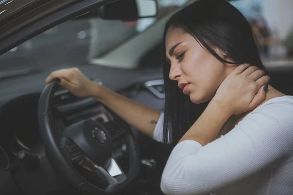 美しい若い女性彼女の首をこすり長いドライブ後痛い感じ 女性ドライバー自動車事故でむち打ち損傷後ひどい首の痛みがあります 安全性 痛みの概念 — ストック写真