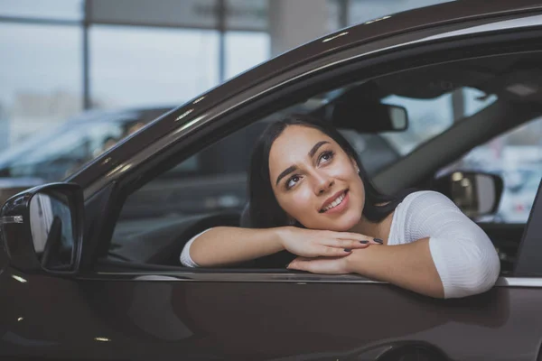 Feliz Hermosa Mujer Pelo Oscuro Comprar Automóvil Nuevo Concesionario Sentado — Foto de Stock
