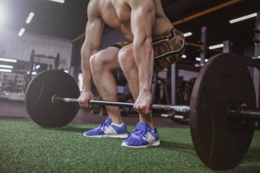 Atış bir erkek crossfit sporcunun güçlü kas vücut çalışma dışarı ile Halter kaldırma salonunda gömleksiz kırpılmış. Barbell ile egzersiz vücut geliştiricisi. Halter, yaşam kavramı