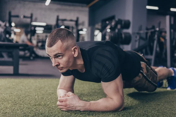 Hombre Atlético Determinado Haciendo Ejercicio Gimnasio Haciendo Tablón Mirando Hacia — Foto de Stock