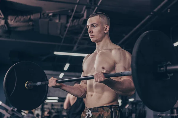 Félmeztelen Izmos Férfi Crossfit Sportoló Súlyzó Emelésére Edzőteremben Másol Hely — Stock Fotó