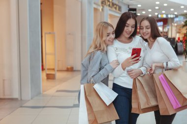 Genç kadınlar birlikte alışveriş merkezine zevk